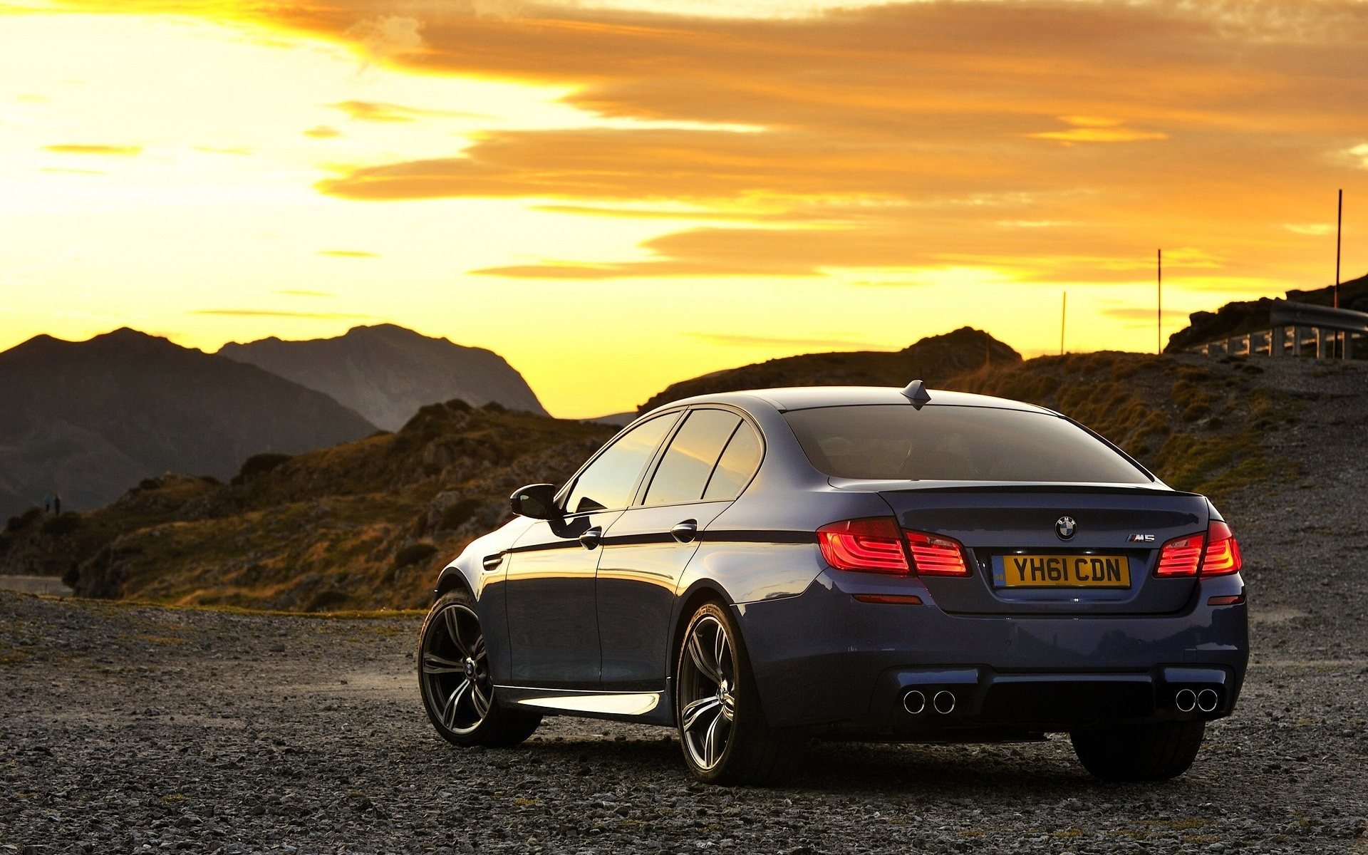 Элегантный BMW 5 series на фоне золотого неба